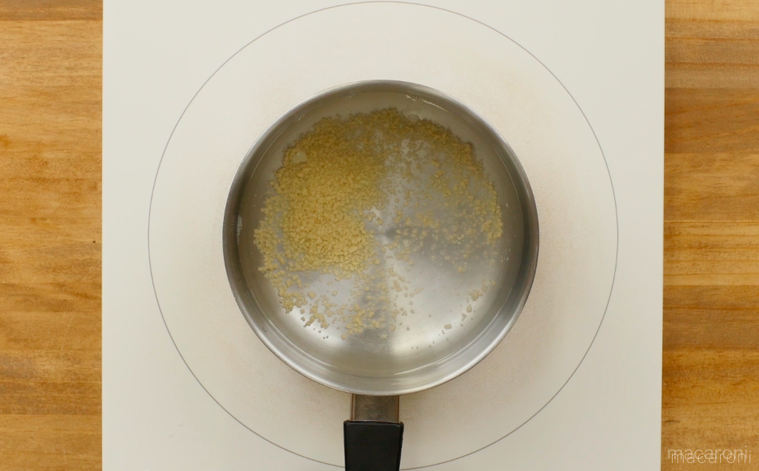 鶏がらスープの素を加えた様子