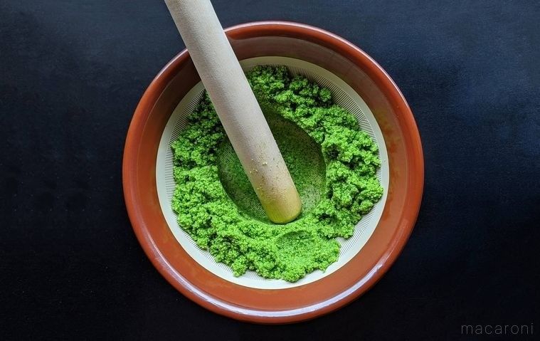 すり鉢で柚子こしょうをする様子