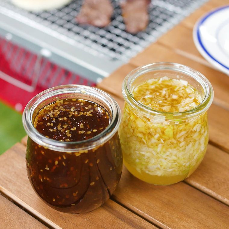 瓶に入った2種類の焼肉のたれ