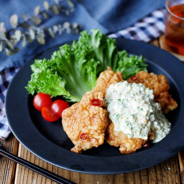 皿に盛られたチキン南蛮