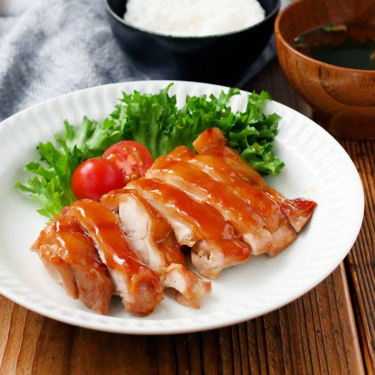皿に盛られた照り焼きチキン