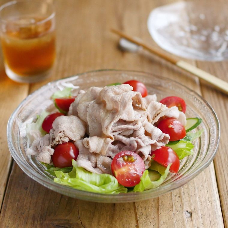 ガラスの器に盛り付けた冷しゃぶサラダ