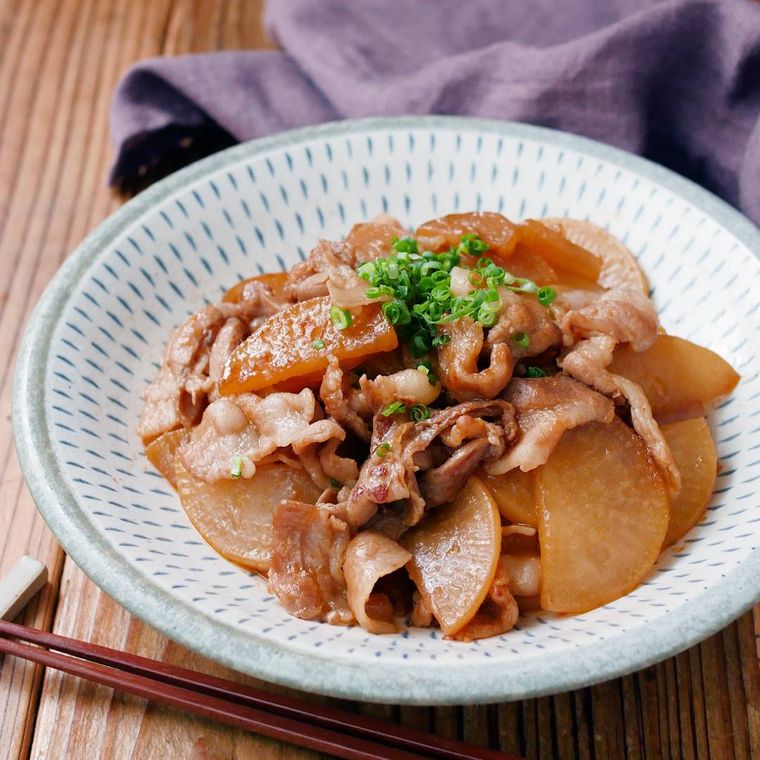 白い和食器に盛り付けられた、豚バラ大根の生姜焼き