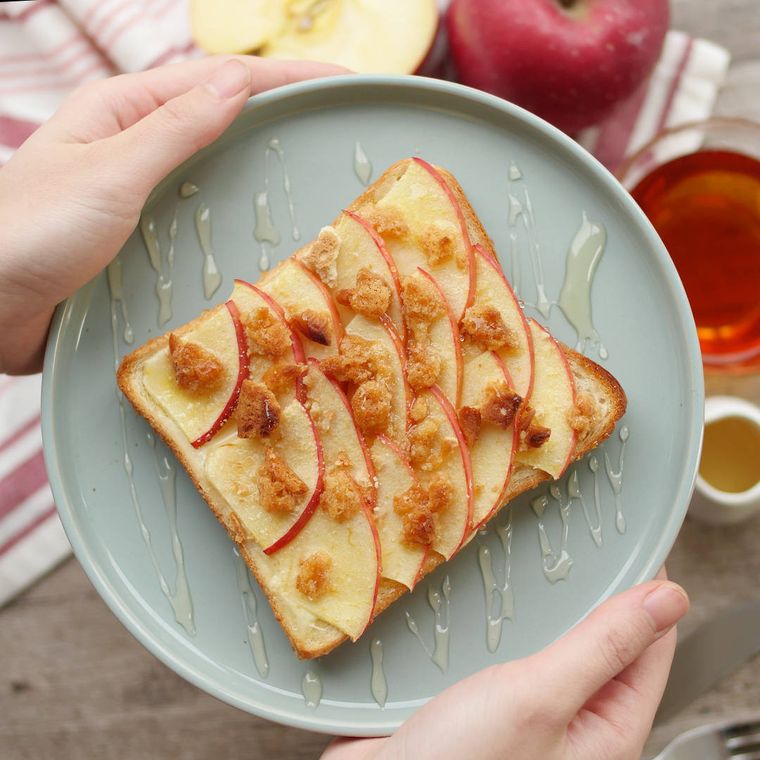 器に盛り付けたりんごのクランブルトースト