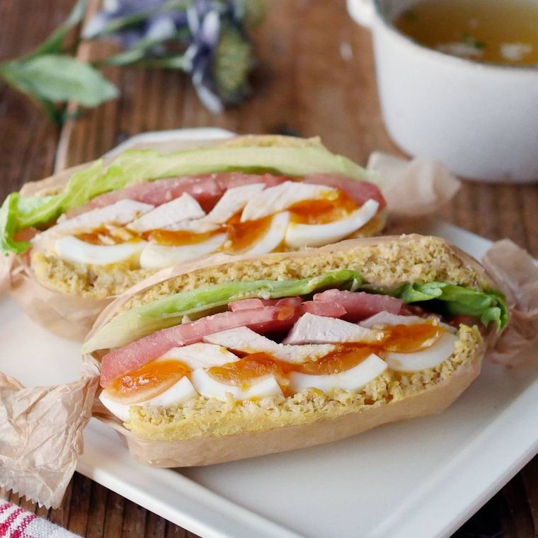 白い角皿に盛り付けられたオートミールのサンドイッチ