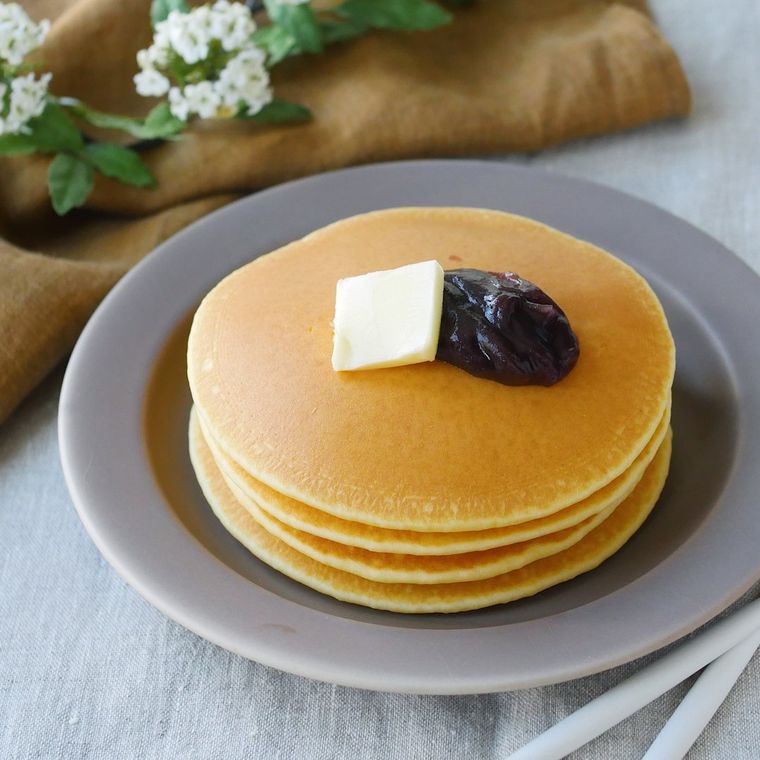 グレーの皿に盛り付けられた米粉のパンケーキ