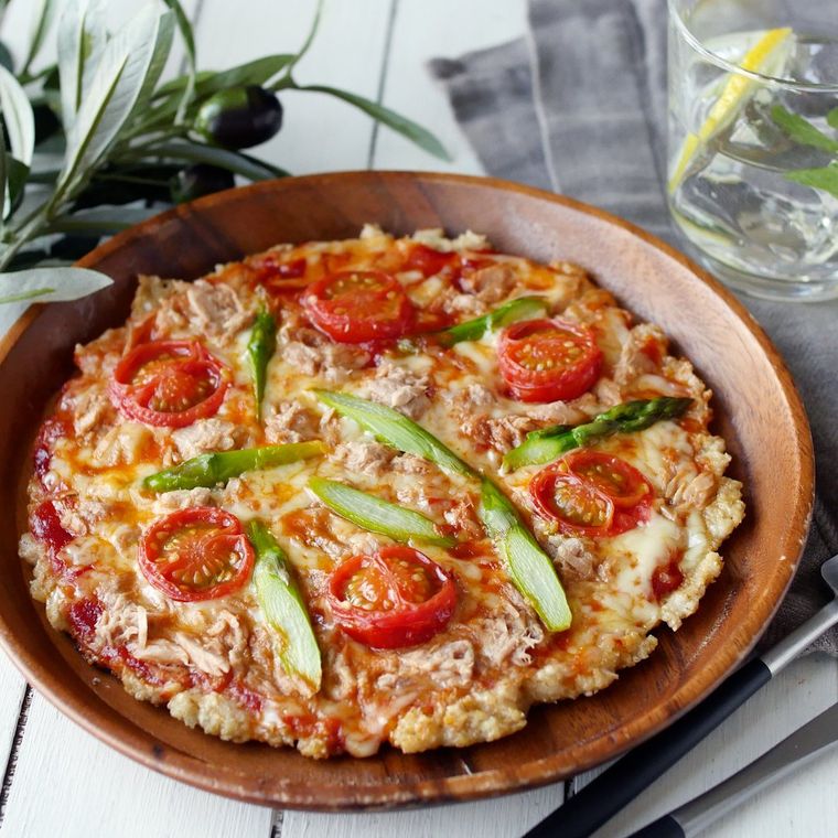 茶色い皿に盛り付けられたオートミールのピザ