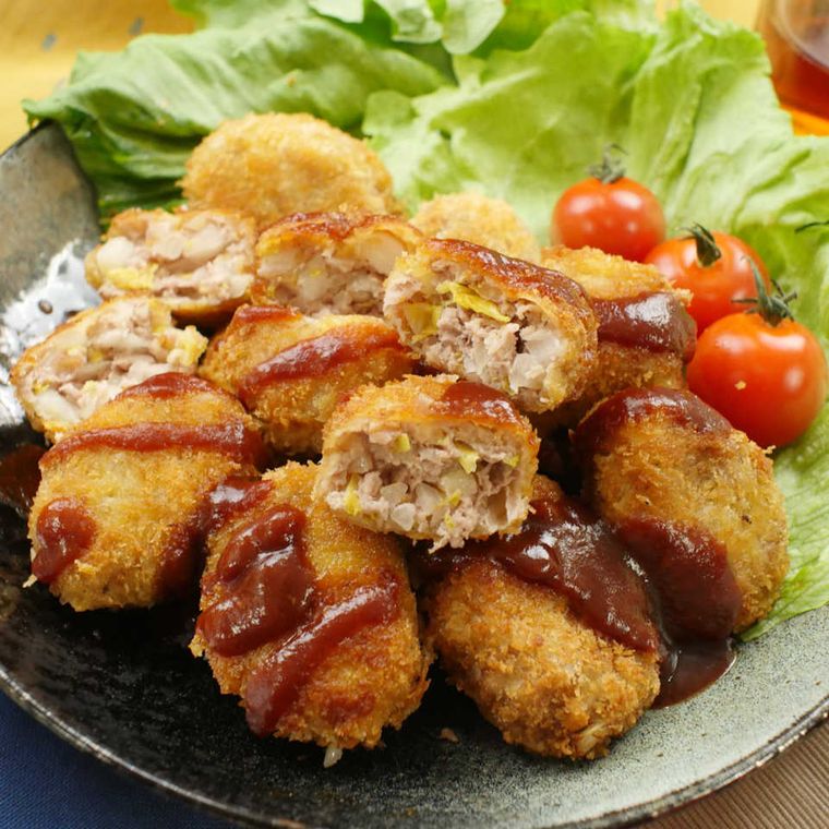 レタスとトマトを添えて盛り付けられたひとくち白菜メンチカツ