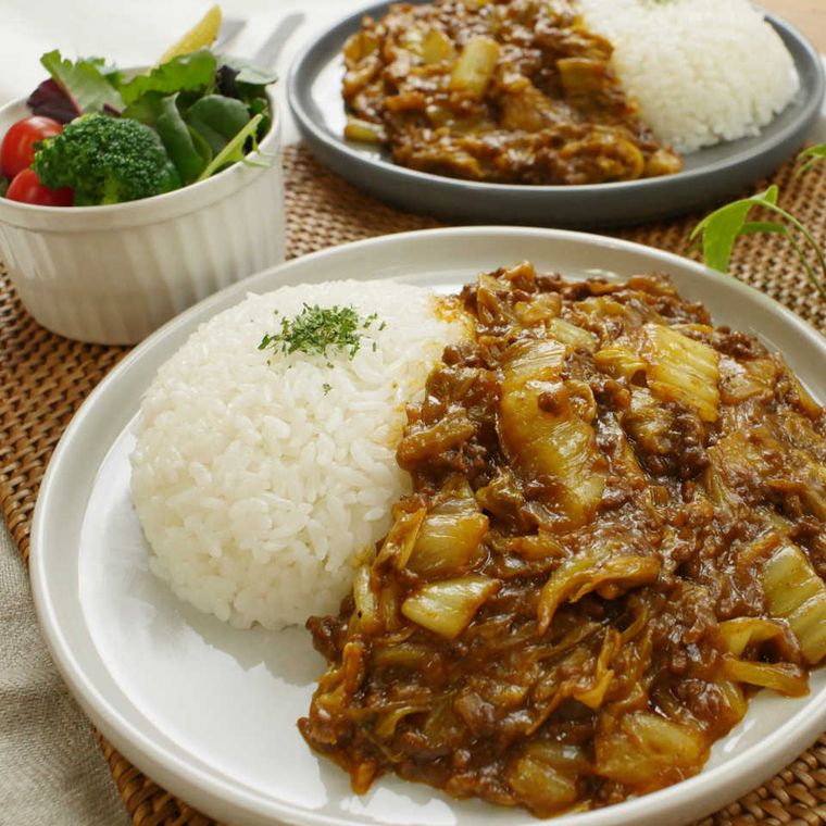 白い皿に盛り付けられた白菜カレーとパセリのかかったライス
