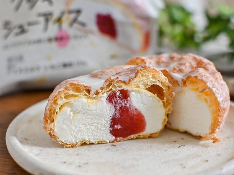 いちご果肉ソースたっぷり ファミマ クッキーシューアイス の満足度の高さに驚愕 365日アイス女子 Macaroni