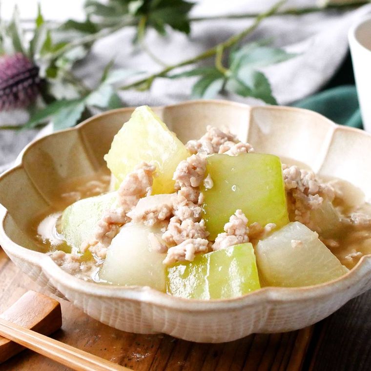 白い花型の器に盛られた冬瓜のそぼろ煮