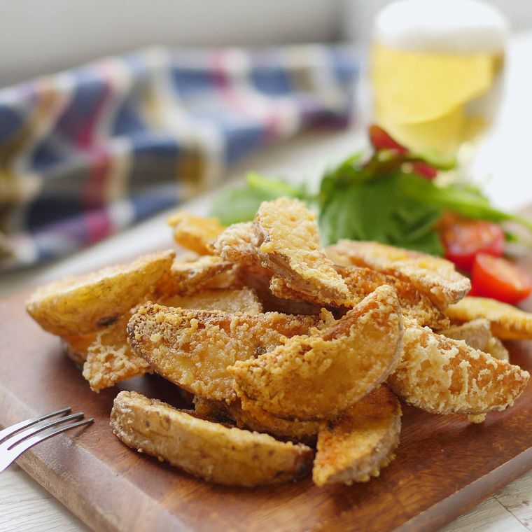 ウッドトレーに盛られたフライドポテト