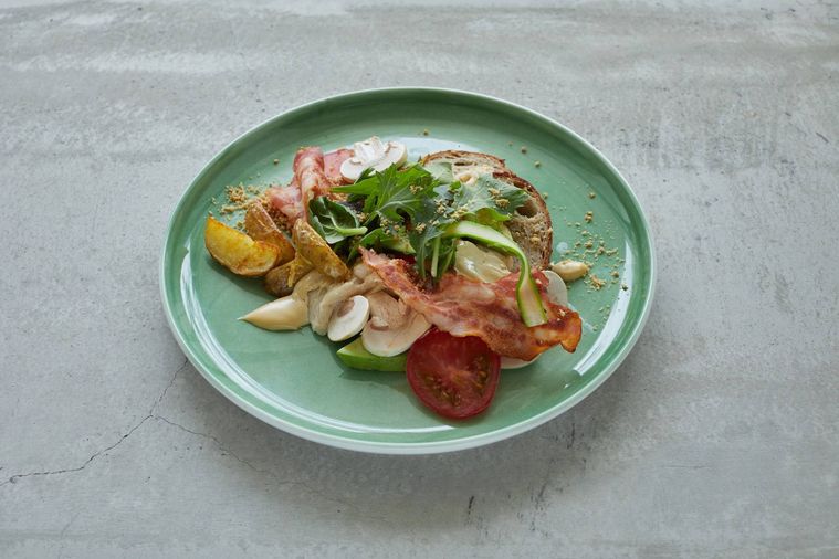 揚げごま豆腐とベーコン 野菜のオープンサンド