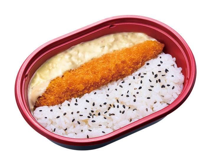 魚のフライにタルタルソースとご飯が入った弁当