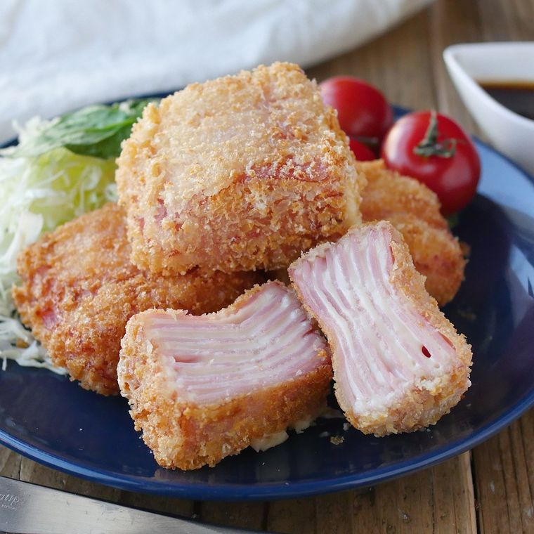 藍色の皿に盛りつけられたベーコンミルフィーユカツ