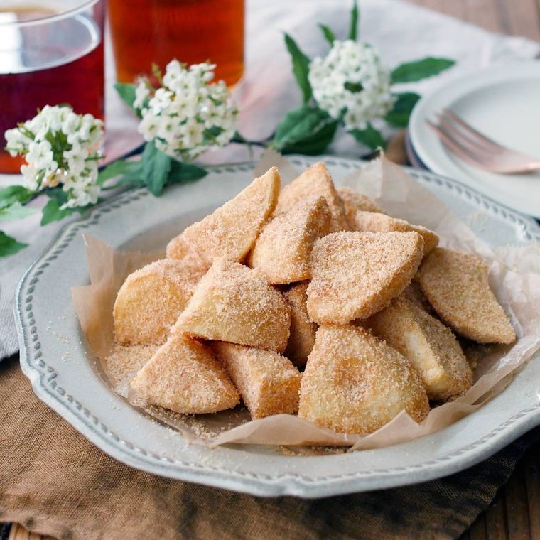 水色の皿にのったきな粉ポテトフライ