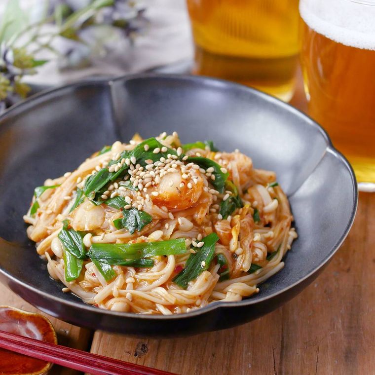 器に盛られた、えのきのピリ辛キムチ和え