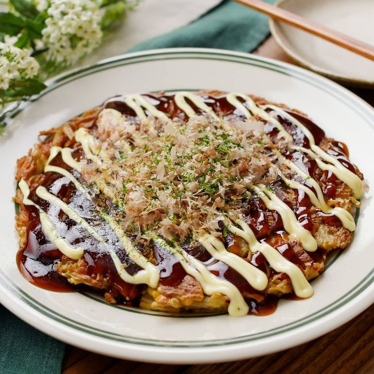 器に盛られた、えのきのお好み焼き