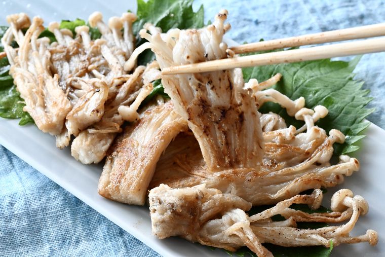 皿の上に盛られた焼きえのきだけ