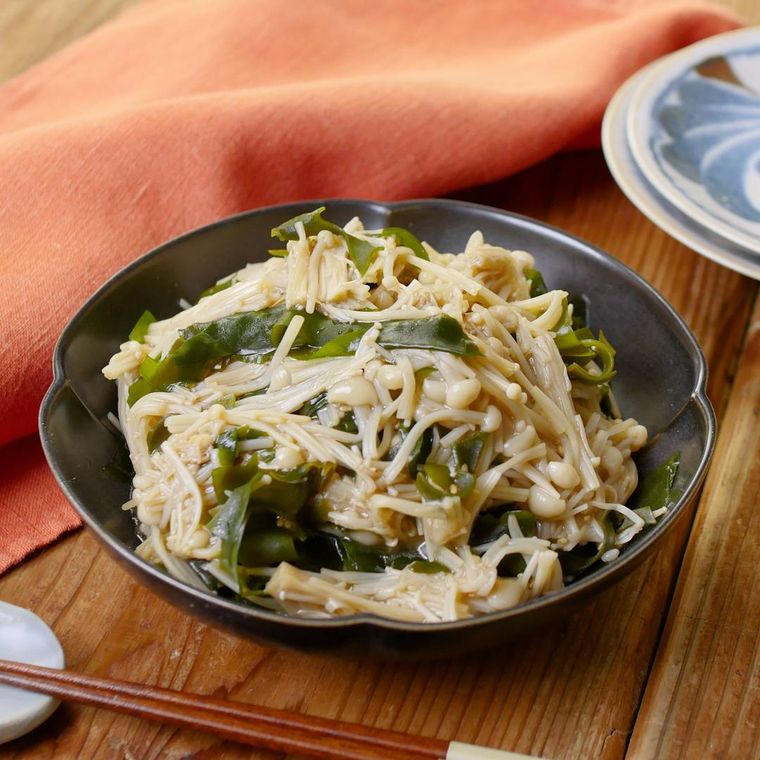 器に盛られた、えのきのポン酢ナムル