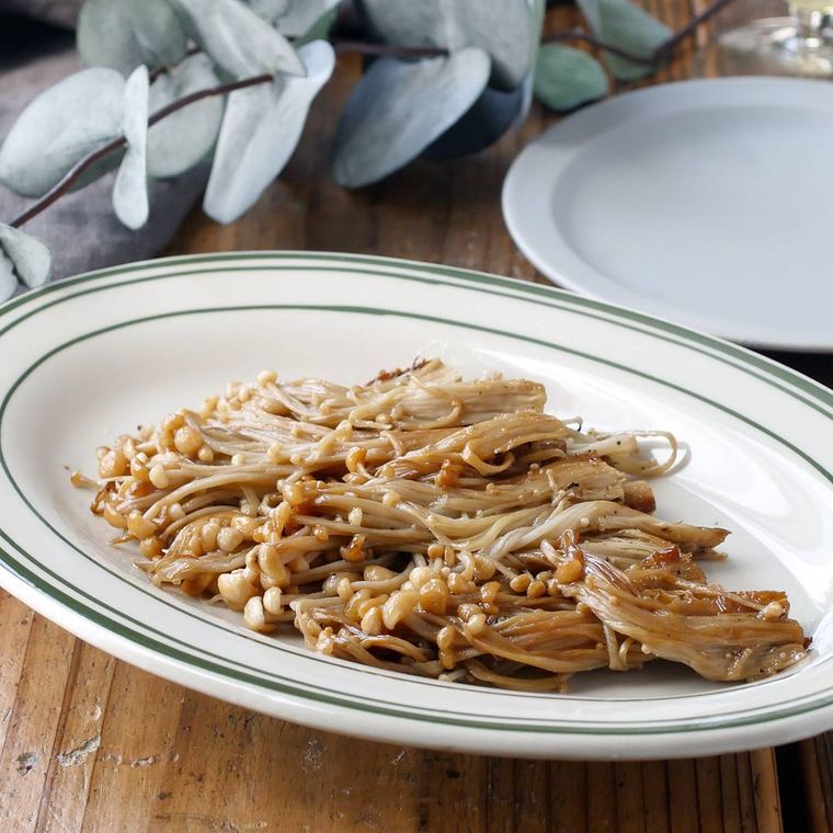 器に盛られた、えのきのバターしょうゆ炒め