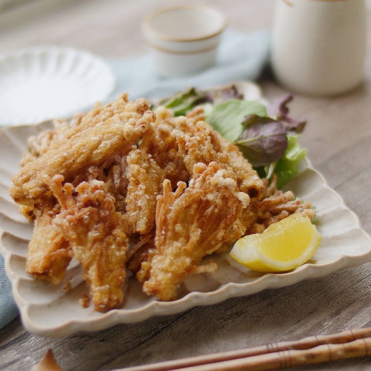 器に盛られた、えのき唐揚げ