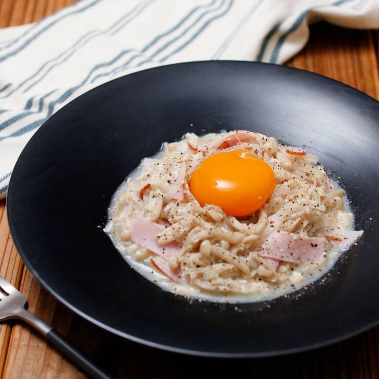 器に盛られた、えのきカルボナーラ