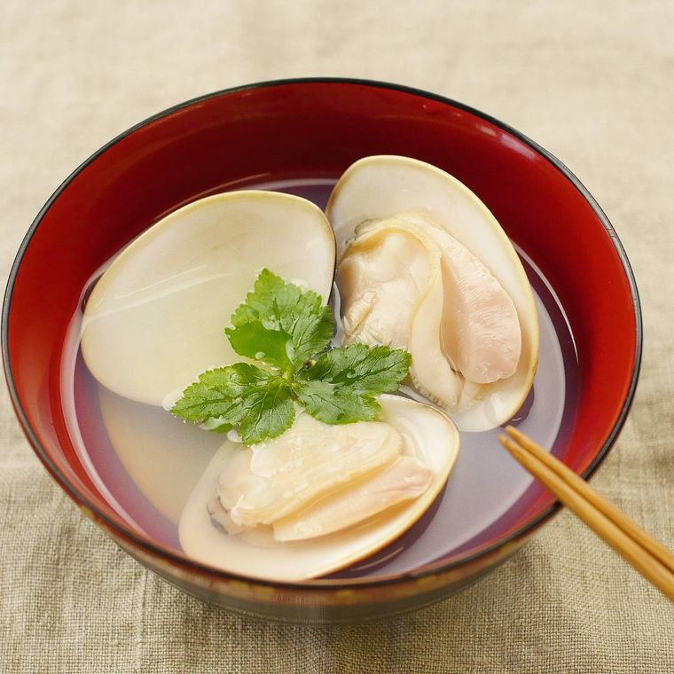 汁椀に盛りつけられたはまぐりのお吸い物