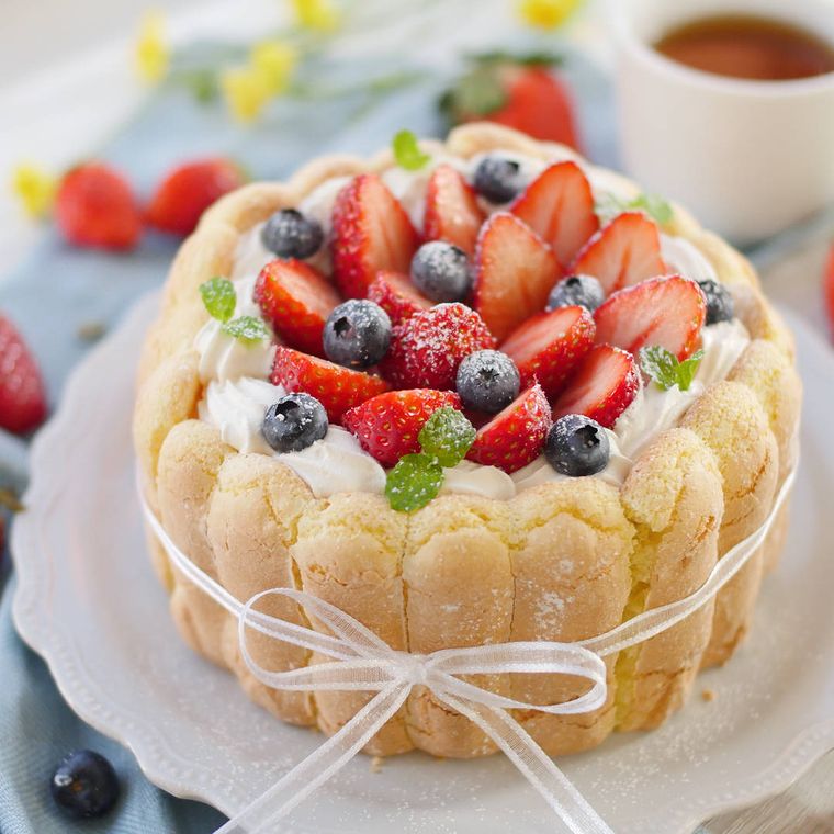 白いスイーツ皿に盛りつけられたいちごのシャルロットケーキ