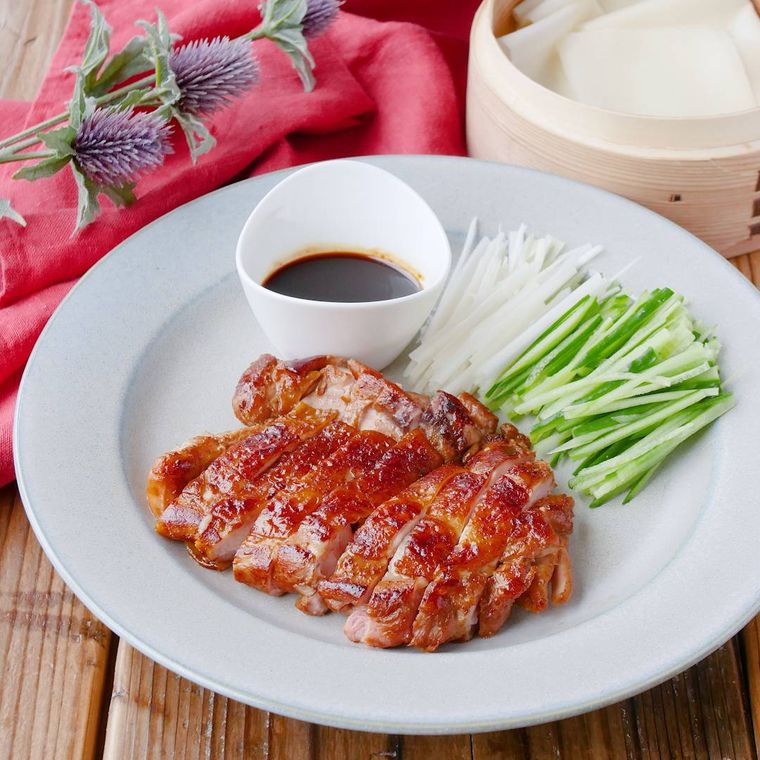 白い丸皿に盛りつけられた鶏もも肉の北京ダック風