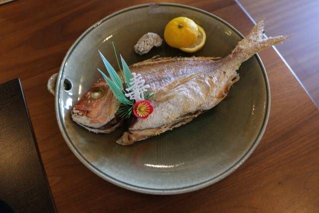 お食い初めに食べる鯛の塩焼き