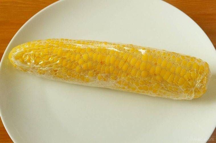 ラップで包んだとうもろこし
