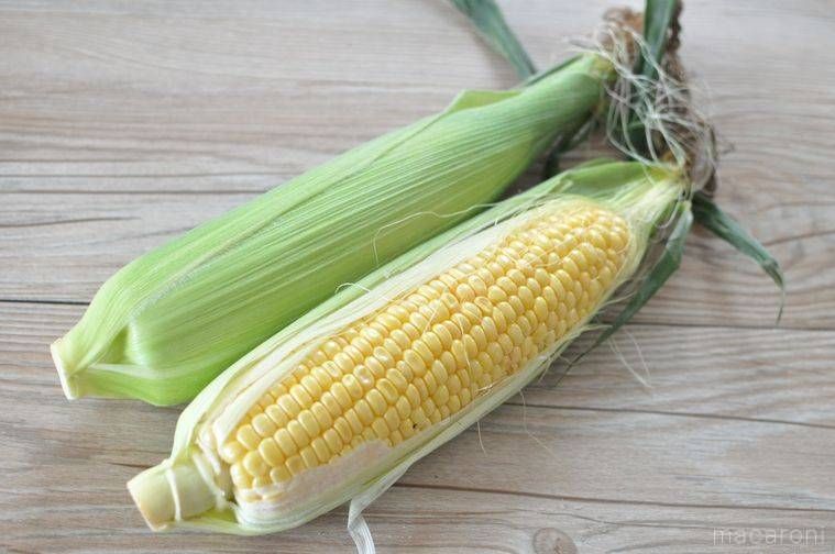 テーブルにおかれたとうもろこし2本