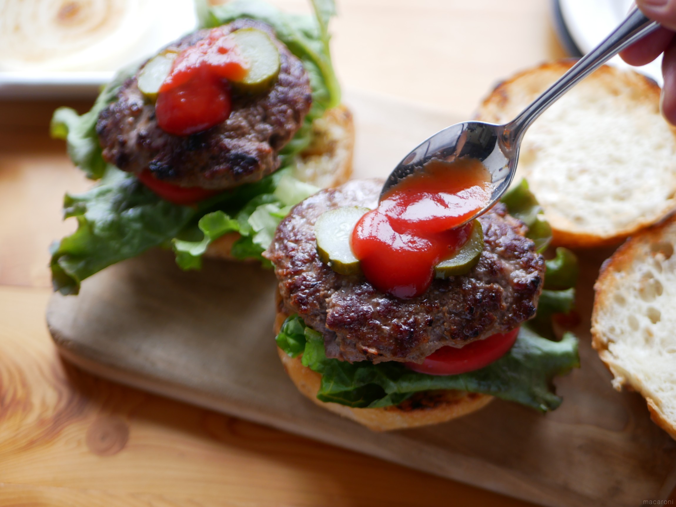 いつもの食材で「究極ハンバーガー」レシピ。ミシュランシェフ直伝の 