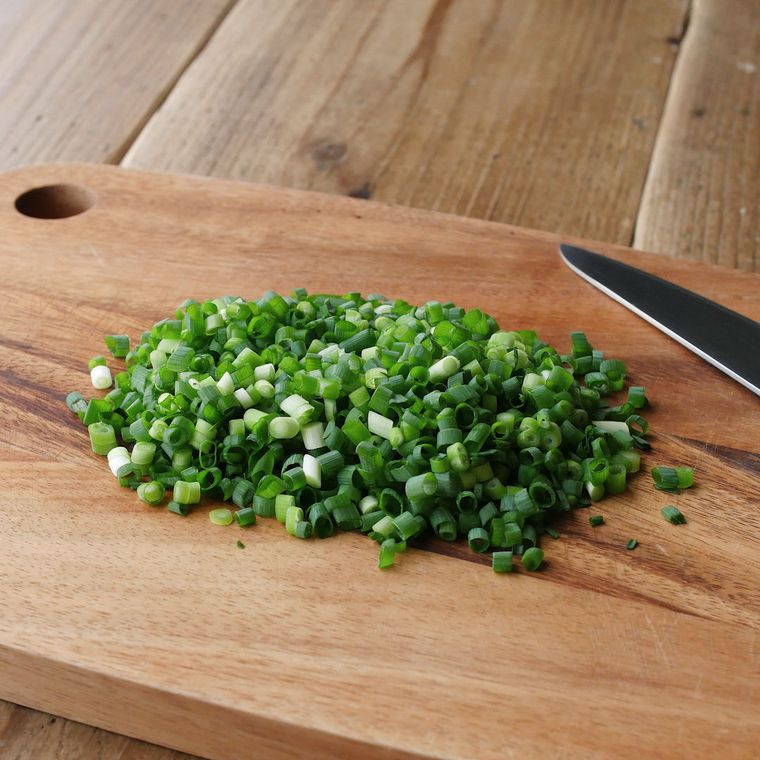 小口切りにされた小ねぎがまな板の上にのっている