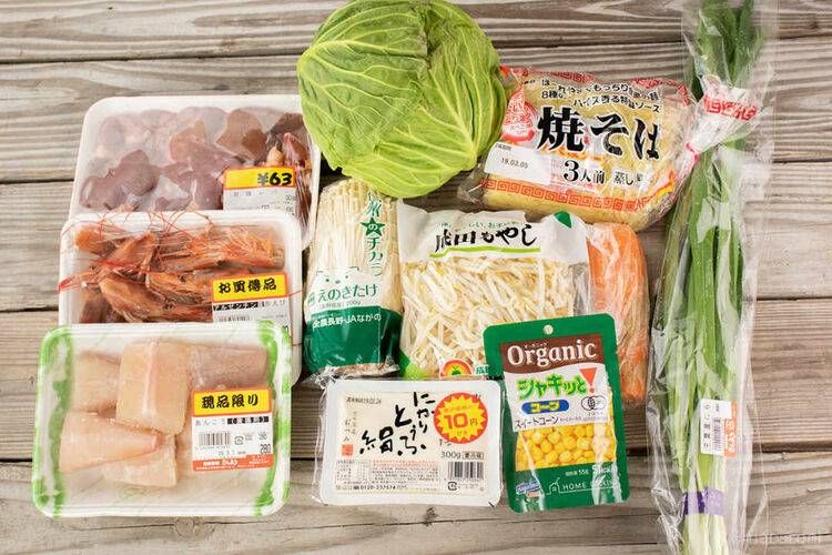 テーブルに置かれたさまざまな食材