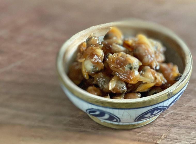 木目のテーブルに器に入ったあさりの佃煮