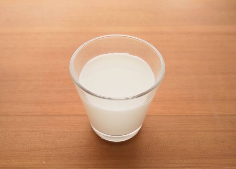 透明なコップに入った牛乳