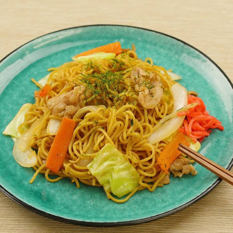 皿に盛られた焼きそば