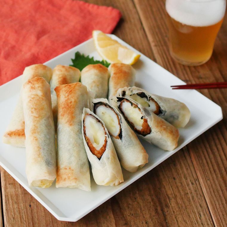白い角皿に入ったチーズちくわ磯辺春巻き