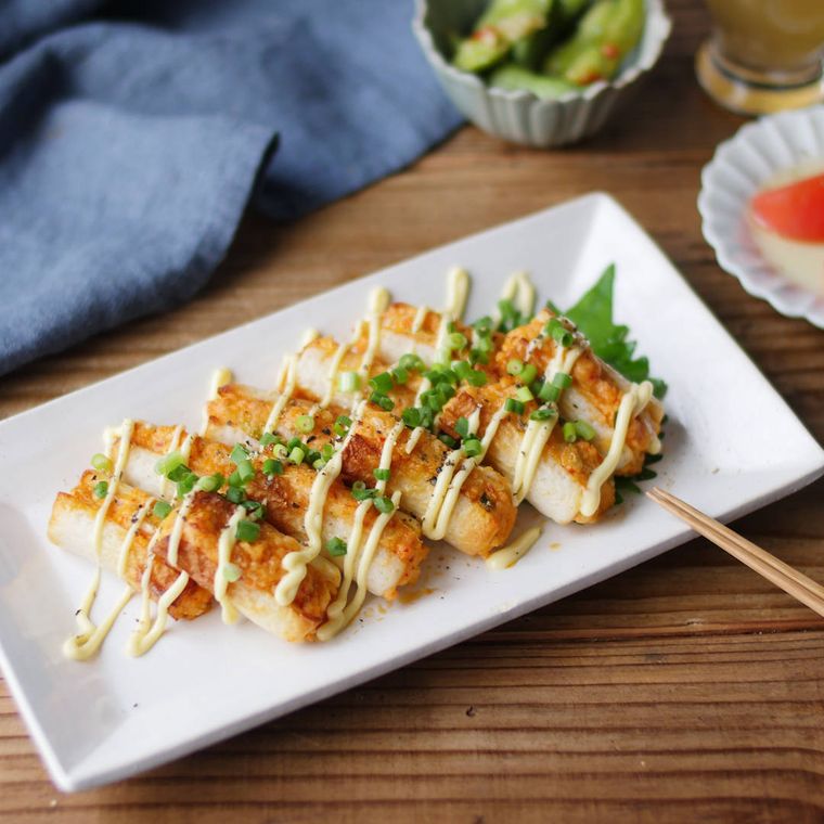 白い角皿にのせたちくわの鮭マヨキムチ焼き