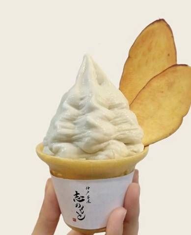 さつまいもチップスののったソフトクリームを持っている