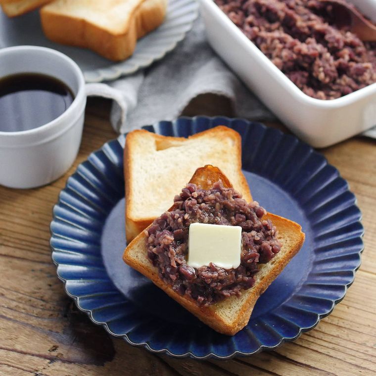 皿にのった小倉トースト