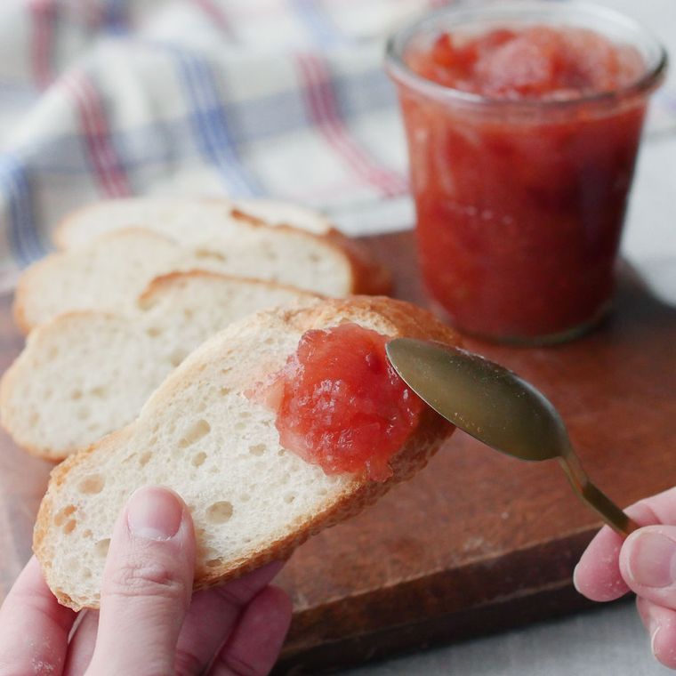 バゲットにりんごジャムを塗っている