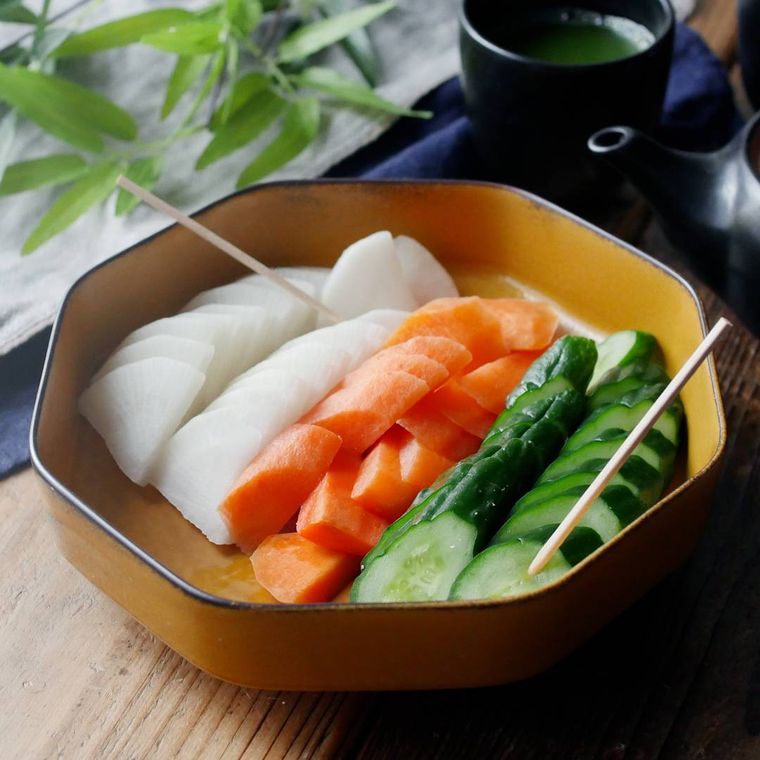 黄色の皿に盛られたぬか漬け