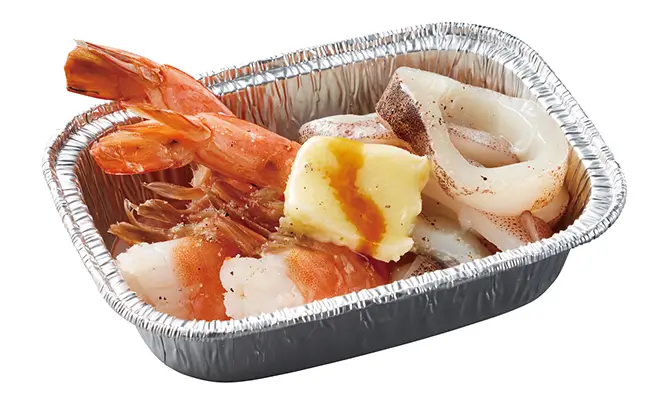 アルミホイルの器に海鮮やバターが盛られている