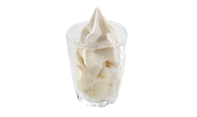 グラスにバニラソフトが盛られている