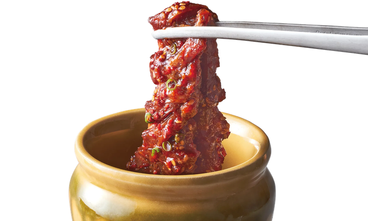 壷からハラミを持ち上げている