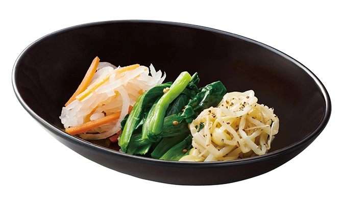 黒い器にナムル3種が盛られている