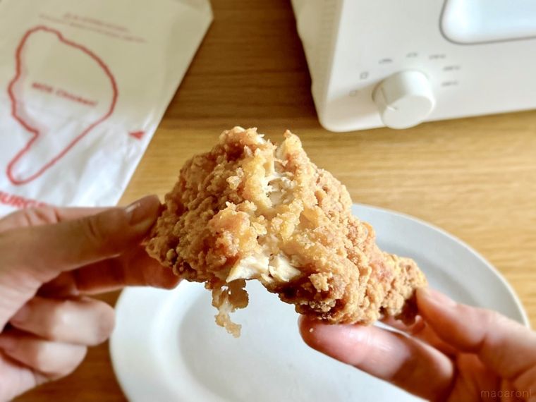 トースターで温めなおしたモスチキンを半分に割って食べているところ